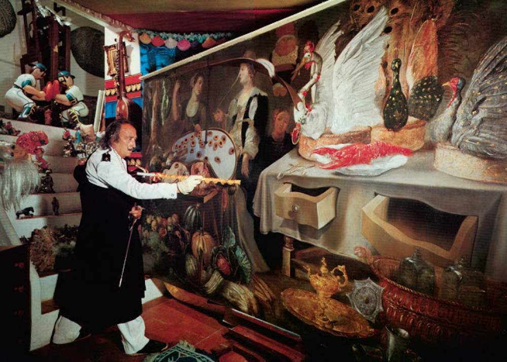 Salvador Dalí pintando en su estudio